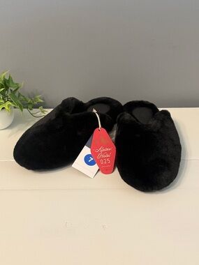 Universal Thread Black Fuzzy Slip-On Women's Slippers